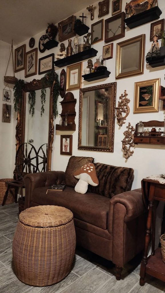 Romantic fall living room with burgundy, olive and warm brown decor Cozy fall decorating ideas with burgundy, olive green and warm vintage details